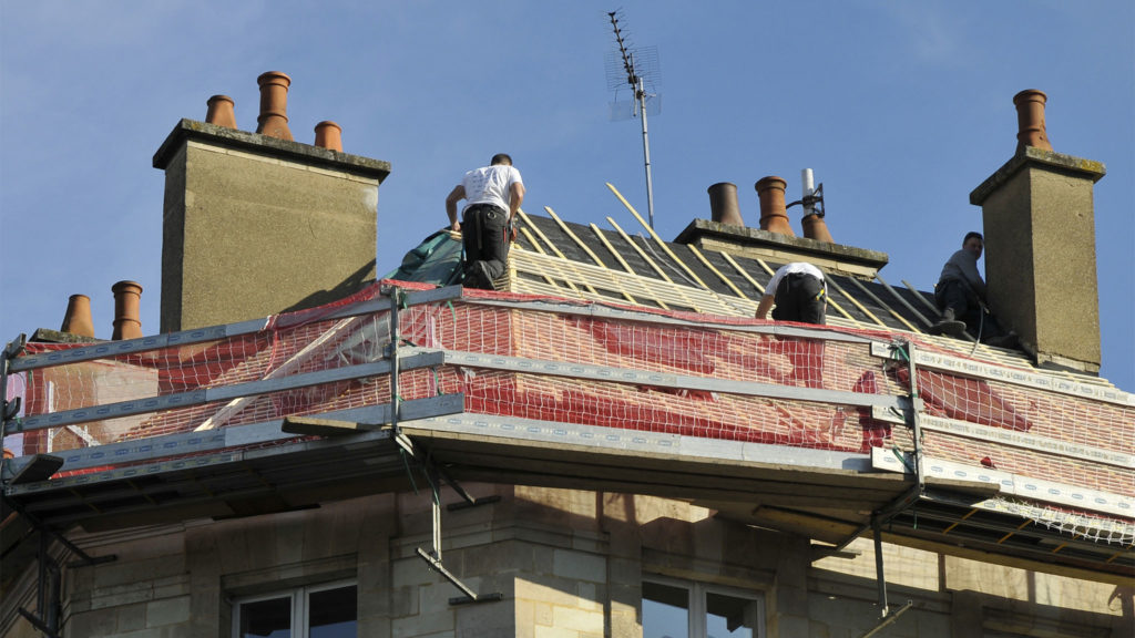 Wir sanieren Ihr Dach - Dachdecker beim Neueindecken eines Hausdaches